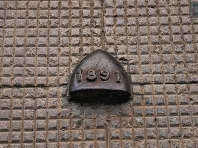 Affrontiamo la vertiginosa discesa e lasciamo la cappella. Stavolta entriamo nel cimitero, sul cui gancio � indicato l'anno dell'inaugurazione: il 1891. L'accesso � situato alla sinistra dell'edificio di culto